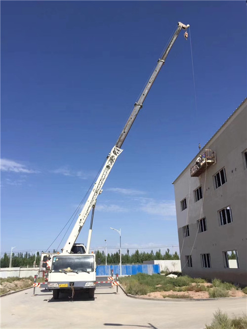 绥芬河市“轻装强干”—— 吊车的 “轻量化臂架” 技术